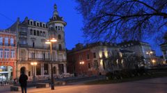 El consistorio de Ribadeo, junto a la Torre dos Moreno, al atardecer
