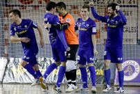 Los jugadores del Azkar festejan un gol en el Municipal.