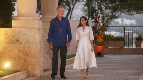 El Rey Felipe VI y la Reina Letizia, durante la recepci�n a una representaci�n de la sociedad balear en el Palacio de Marivent.