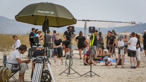 El equipo de rodaje, en la playa de A Ladeira.