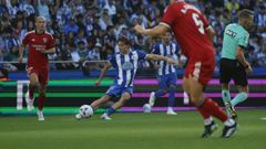 Amatucci, con el bal�n durante el partido contra el Sevilla.