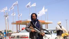 Las banderas blancas que identifican al emirato ondean en todo Afganist�n