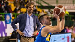 Armando G�mez, entrenador del COB, observa un tiro que arma Dagur Jonsson