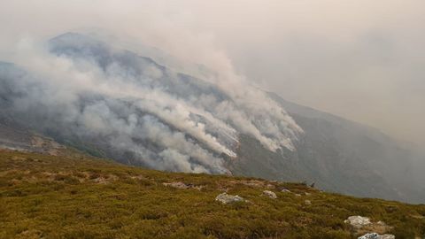 Imagen del incendio en el entorno del Teixadal de Casaio