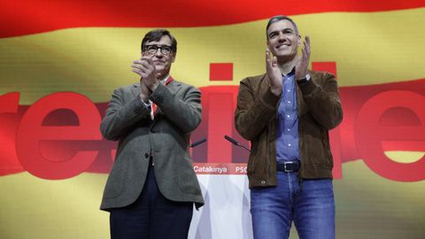 Pedro Snchez en la clausura del Congreso del SPC el pasado da 17, junto a Salvador Illa que parte como favorito en las futuras elecciones catalanas