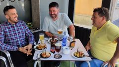Francisco Calo ?en el centro?, candidato del PP en Outes, en una terraza durante la jornada de reflexi�n