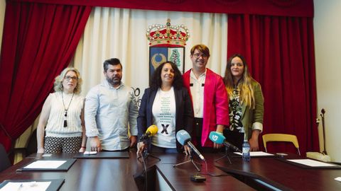 Imagen de archivo del equipo de gobierno, con la alcaldesa Susana Iglesias en el centro y a la derecha el concejal no adscrito que vot a favor de la medida del PP