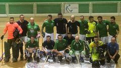El equipo local, de azul, y el Liceo, tras el encuentro disputado en Ferrol