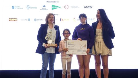 Zaloa Blanco, representante da Fundaci�n Alcoa, entregou o premio a Tamara Garc�a Calaza, coordinadora, e �s alumnas Ruth Pita Dom�nguez e Carla Prado Seijas. Este centro forma parte de Naturacci�n, unha inciativa patrocinada por Alcoa e a Conseller�a de Educaci�n