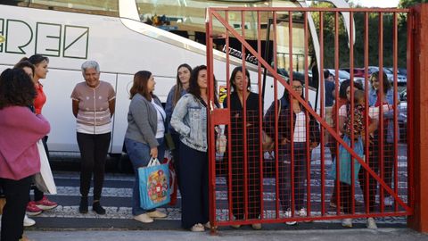 Familiares observando la entrada de los escolares en un centro de Ourense