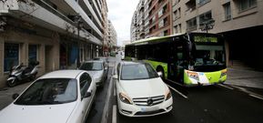 Torrecedeira es otra de las calles m�s problem�ticas para el bus por el estacionamiento en doble fila.