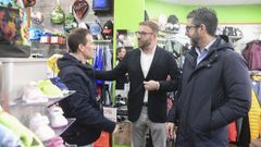 El delegado de la Xunta en A Coru�a, Gonzalo Trenor, y el alcalde de Porto do Son, Luis Oujo, en la tienda Tres Sesenta Deporte.