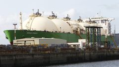 As es uno de los barcos que transporta gas natural licuado por mar