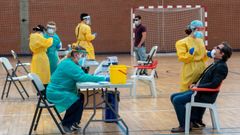 Sanitarios trabajando durante las pruebas de cribado de covid-19 con test de ant�genos en un pabell�n deportivo de Sevilla