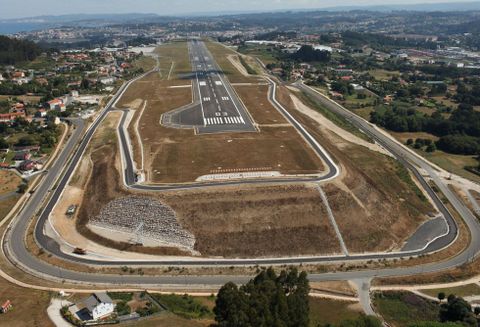 Imagen del aeropuerto de Alvedro tras las obras de ampliaci�n de la pista.