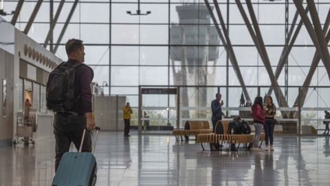 Pasajeros en la zona de salidas del aeropuerto Rosal&iacute;a de Castro en Santiago.