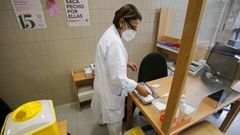 La vacunaci�n contra el covid para mayores de 80 y de la gripe para el colectivo de m�s de 65 a�os contin�a en trece centros de salud. En la imagen, el Virxe Peregrina