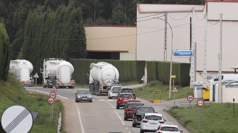 Camiones cisterna para Alcoa custodiados por la Guardia Civil