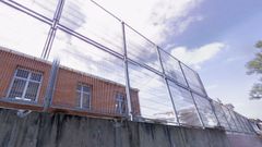 Valla del centro de menores de Sograndio