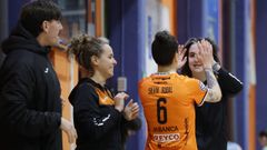 Bel&eacute;n Feal anima a Silvia Rubal antes del partido contra el Poio Pescamar en el Vista Alegre.