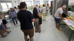 Foto de archivo de personas votando en un colegio electoral de Ferrol.
