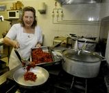 Meli Villasante onte ao mediod�a nos fog�ns do popular restaurante A Lonxa, de Burela.