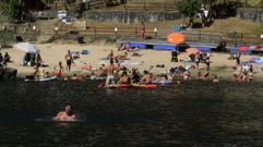La playa fluvial de A Cova, en el Mio, es uno de los lugares ms elegidos para refrescarse en verano en la Ribeira Sacra
