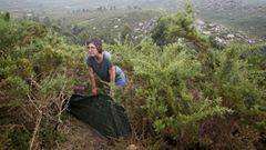 La bi�loga Cristina Fern�ndez muestra la regeneraci�n de un monte quemado en el 2016 gracias a la colocaci�n de �balsas� que evitaron el arrastre del terreno