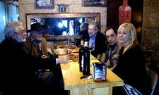 Parte de los tertulianos del Parladoiro despidieron ayer el a�o en casa de Elena Pi�eiro.