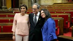 Quim Torra, nuevo presidente de Catalu�a, posa entre su mujer (a la izquierda) y Marcela Topor, la mujer de Carles Puigdemont
