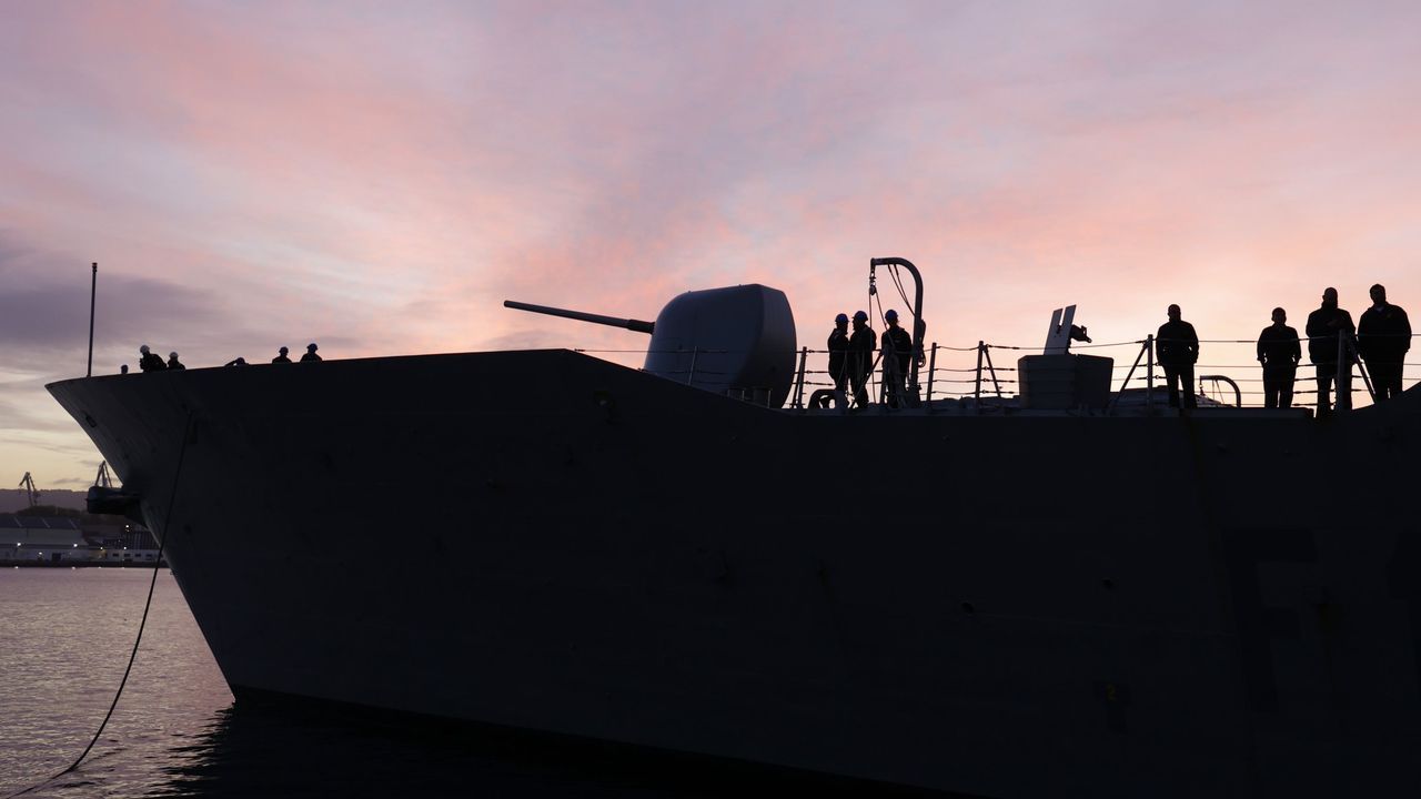 La fragata Almirante Juan de Borbón y el Patiño, en el principal ejercicio de la Armada