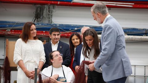 Los reyes Felipe y Letizia conversan con una redeira durante su visita