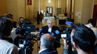 El abogado de Georges Ibrahim Abdallah, Jean-Louis Chalanset, habla con la prensa tras comparecer ante el Tribunal de Apelacin de Pars.