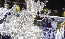 Ni�os y mayores pueden subirse al trineo de Santa Claus. 