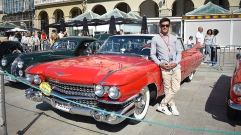 Rub�n Rodr�guez, de Ourense, junto a su Cadillac Eldorado.