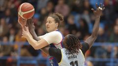 Allen en una pugna con Musa durante el derbi en A Malata.