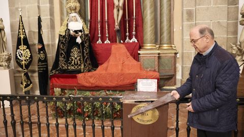 El can�nigo Antonio Rodr�guez Basanta, ante la Virgen de Dolores a la que robaron el rosario y el lampadario roto