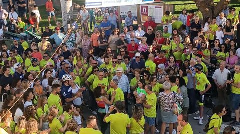 Correoso, en el centro de la imagen, recibido por una multitud, el domingo en Higueruela