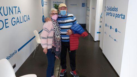 Marisol López y su marido, José Luis Expósito, vecinos de Xunqueira, revisaron este lunes audición, pies y memoria