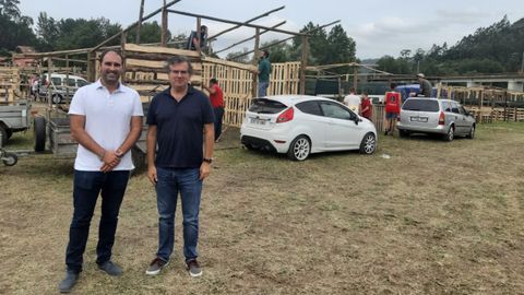 David �lvarez (izquierda), alcalde de Pravia, e Higinio Iglesias (derecha), de la Cofrad�a del Xiring�elu
