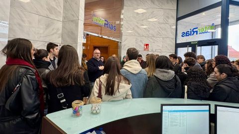 Visita de alumnos del CIFP Carlos Oroza a la sede de Viajes InterRas en Sanxenxo