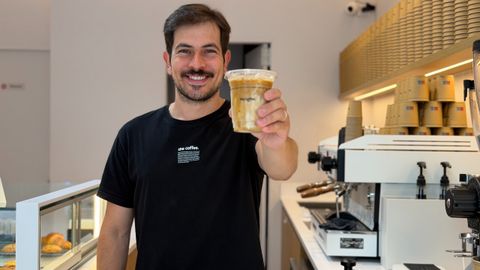 Gabriel, de The Coffee, con una de sus bebidas de vainilla y caf�