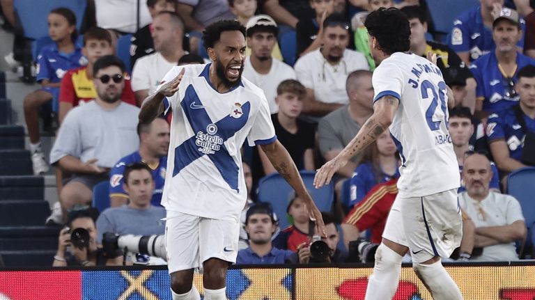 Aubameyang y Gim�nez celebran el 1-1. 