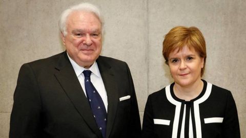 Miguel ngel Vecino, excnsul en Edimburgo, en una imagen de archivo con la primera ministra de Escocia, Nicola Sturgeon