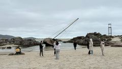 Playa de Boca do Ro con un grupo de fans que se acercaron al set de rodaje de la serie
