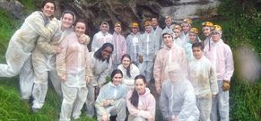 Alumnos del centro, en una visita a la Cova do Rei Cintolo, situada en la parroquia de Argomoso (Mondo�edo), que tuvo lugar el pasado martes por iniciativa del departamento de Xeograf�a e Historia.