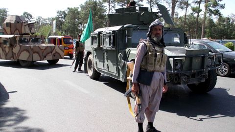 Oficiales de seguridad afganos y milicias privadas leales a Ismail Khan tras retomar el control de parte de la ciudad de Herat despu�s de una intensa batalla con talibanes.