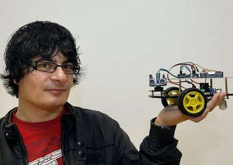 O inform�tico, cun dos robots que pode verse na exposici�n que hai no auditorio.