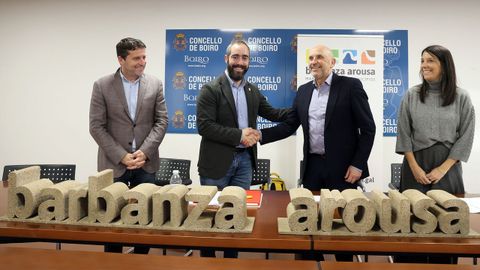 Juli&aacute;n Bustelo cediendo el testigo de la presidente de la mancomunidad Barbanza Arousa a Jos&eacute; Carlos Vidal
