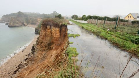 Los continuos desprendimientos han dejado casi en el aire un tramo del paseo litoral de Cangas (Foz)